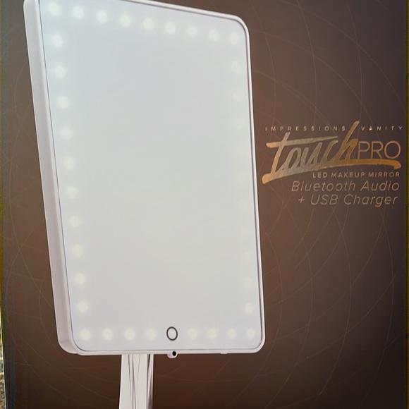 LED PORTABLE VANITY MIRROR - Picture 2 of 5